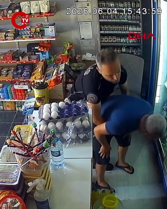 Nefes borusuna şeker kaçan bakkalı, polis Heimlich manevrasıyla kurtardı