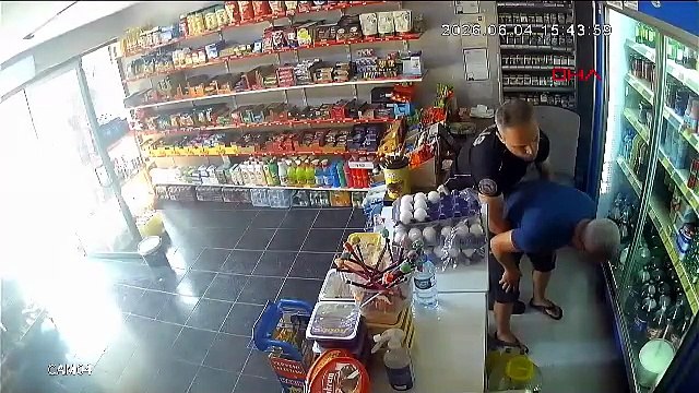 Nefes borusuna şeker kaçan bakkalı, polis Heimlich manevrasıyla kurtardı