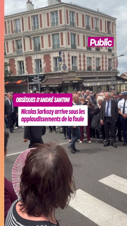 Obsèques d'André Santini : Nicolas Sarkozy arrive, sous les applaudissements de la foule