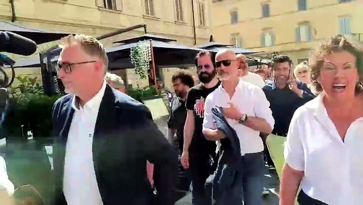 Il neosindaco Comanducci per le strade di Arezzo, i sostenitori cantano l'inno