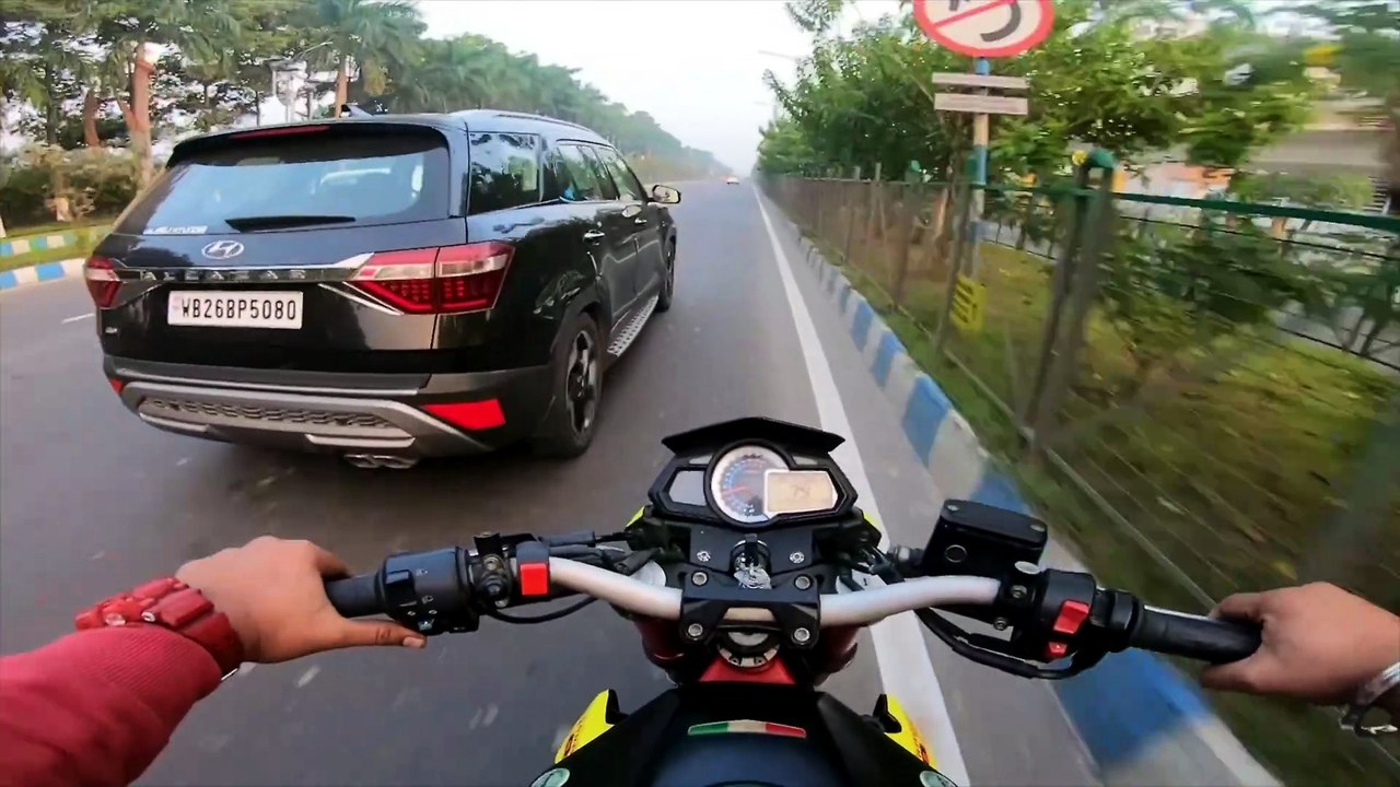 À Calcutta, un motard fonce à plus de 150 km/h et percute une barrière de sécurité mobile