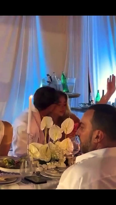 🔵Shikoni momentin kur Elijona dhe Klodi puthen publikisht për herë të parë❤
