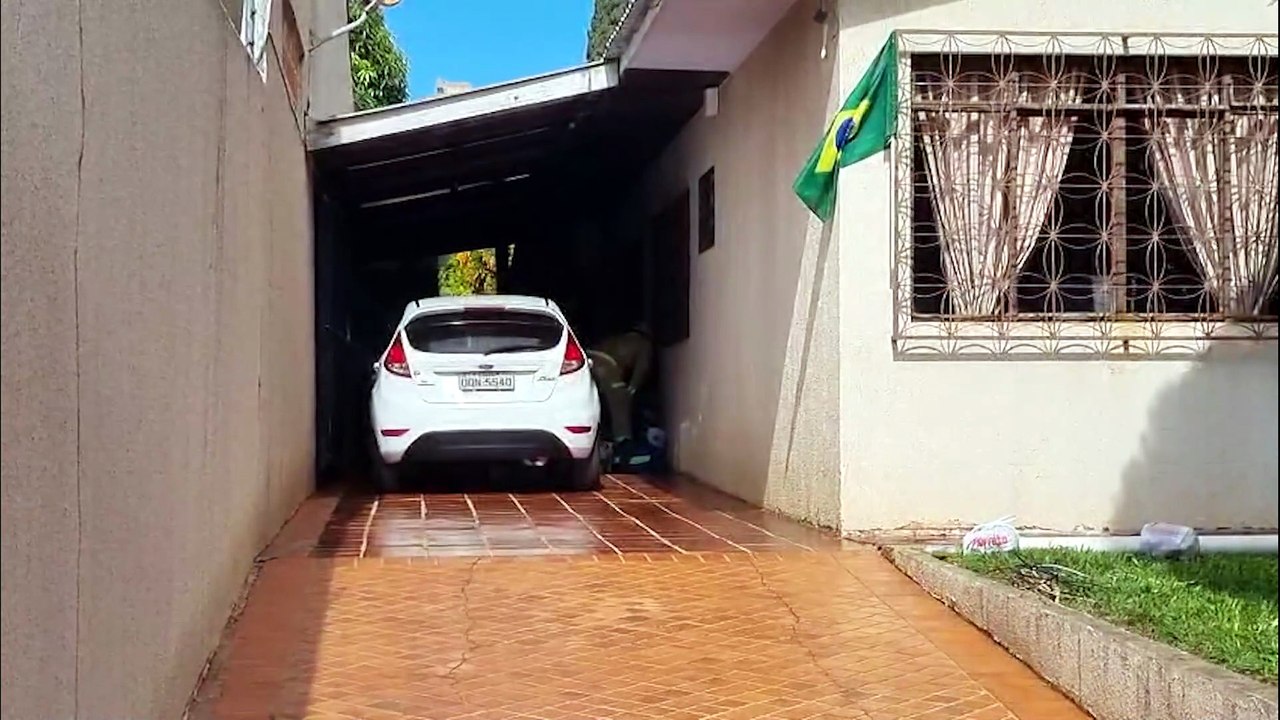 Mulher é atingida na cabeça por machado enquanto cortava madeira