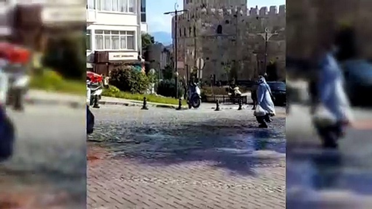 Sinop’ta Valilik önünde rögar taştı: Belediye ekipleri seferber oldu