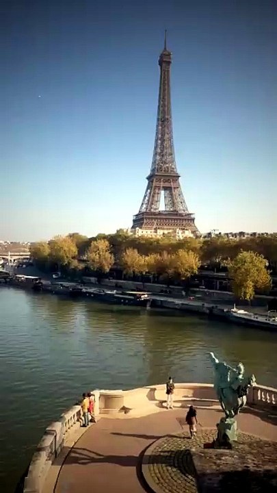 Ever notice the Eiffel Tower seems taller in su...
