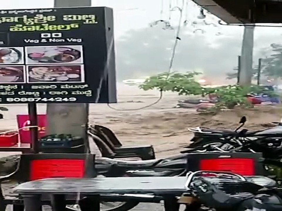 ಬೈಲಹೊಂಗಲದಲ್ಲಿ ಮೊದಲ ಮಳೆ ಅವಾಂತರ: ತೇಲಿ ಹೋದ ವಾಹನಗಳು; ಸವದತ್ತಿ, ಯರಗಟ್ಟಿ, ಕಿತ್ತೂರಿನಲ್ಲೂ ಮಳೆ ಆರ್ಭಟ