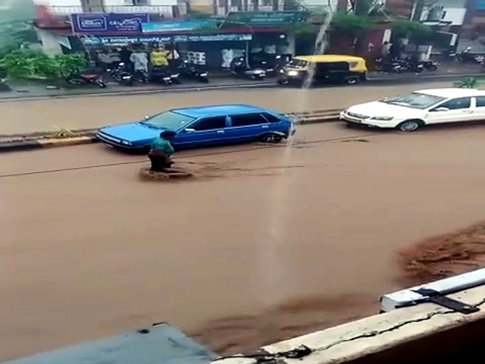 ಬೈಲಹೊಂಗಲದಲ್ಲಿ ಮೊದಲ ಮಳೆ ಅವಾಂತರ: ತೇಲಿ ಹೋದ ವಾಹನಗಳು; ಸವದತ್ತಿ, ಯರಗಟ್ಟಿ, ಕಿತ್ತೂರಿನಲ್ಲೂ ಮಳೆ ಆರ್ಭಟ
