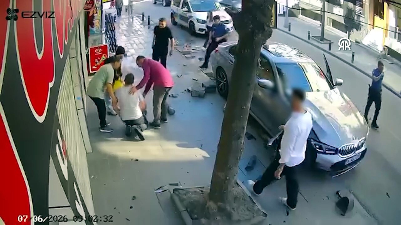 Vatandaş iki metre uçtu,  o arabasını inceledi