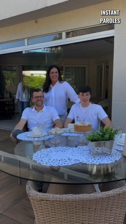 Ce père découvre une surprise inattendue en regardant la photo de famille qui venait d’être prise