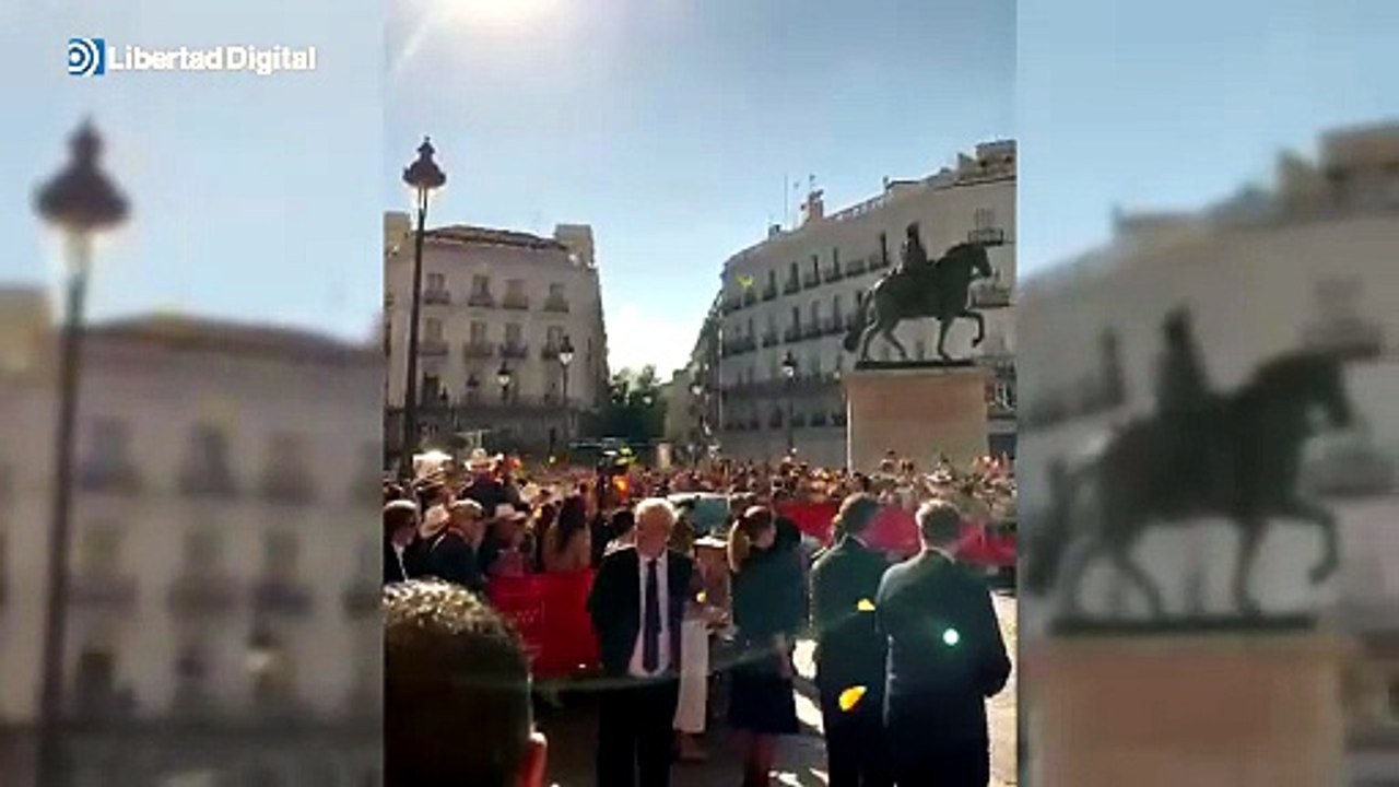 El Papa León XIV atraviesa en el papamóvil la Puerta del Sol, en Madrid