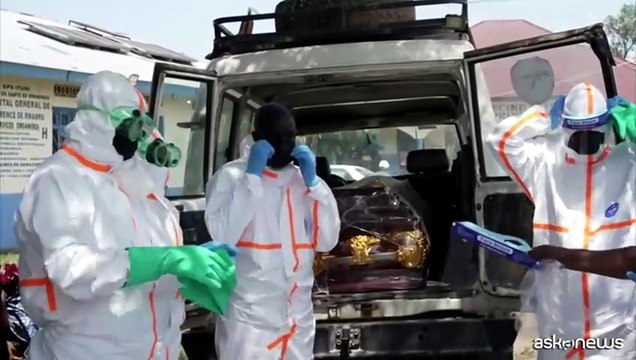 Ebola, volontari Croce Rossa seppelliscono morti: veniamo attaccati