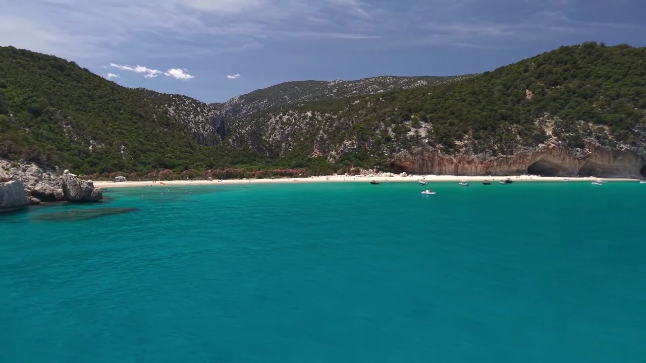 Cala Luna semideserta come in inverno, l'effetto del caso pontile: niente barconi e spiaggia quasi vuota
