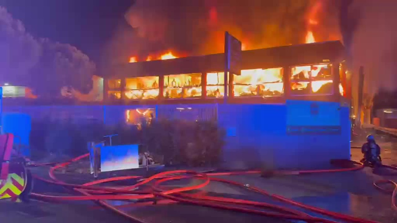 Un impressionnant incendie ravage un entrepôt à La Seyne-sur-Mer