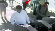 Metrobüs durağındaki ''yan bakma'' cinayetinin görüntüleri ortaya çıktı!