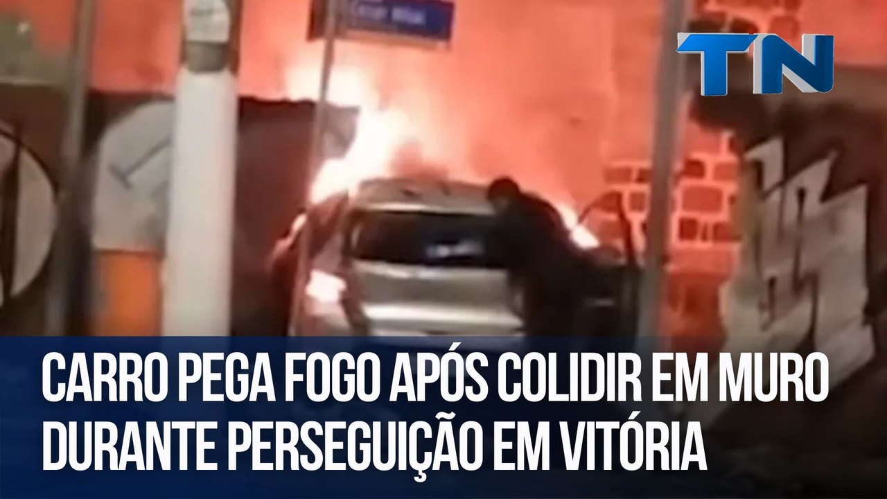Carro pega fogo após colidir em muro durante perseguição em Vitória