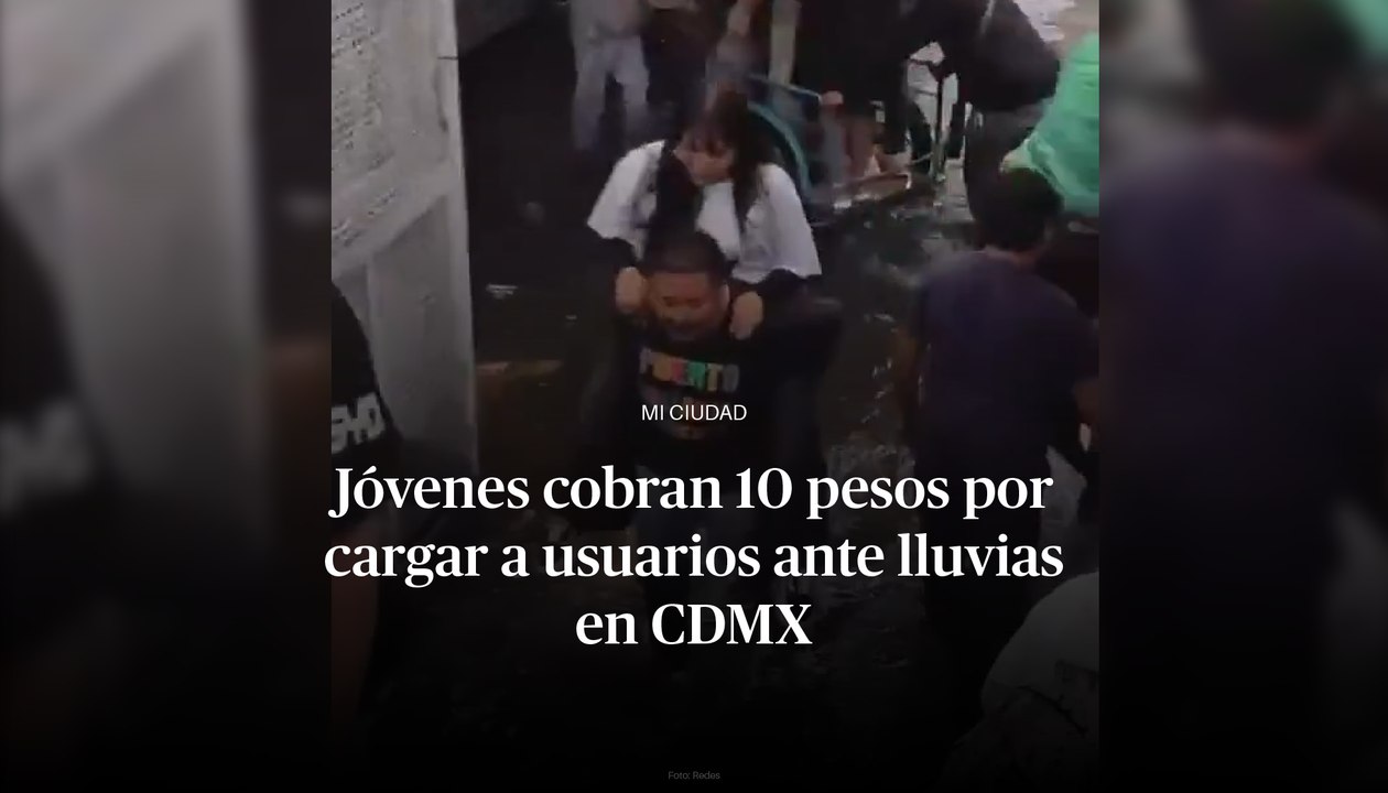 Inundación en Metro Acatitla: Jóvenes cobran 10 pesos por cargar a usuarios ante lluvias en CDMX