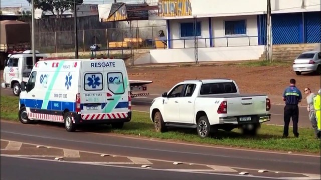 Caminhão e Hilux batem no Trevo Cataratas; EPR acionada