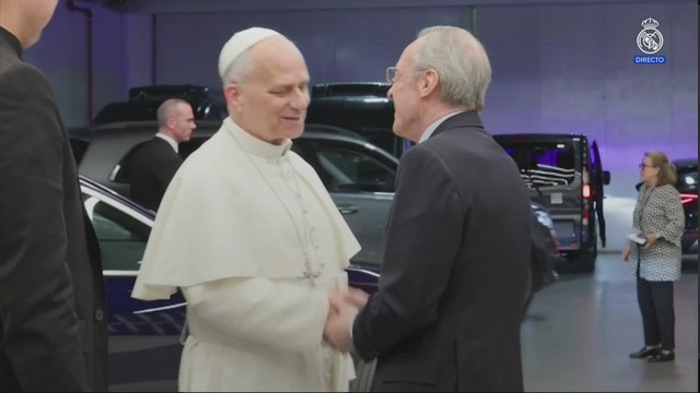 Florentino Pérez presents Pope Leo XIV with a Real Madrid jersey during his visit to the Bernabéu