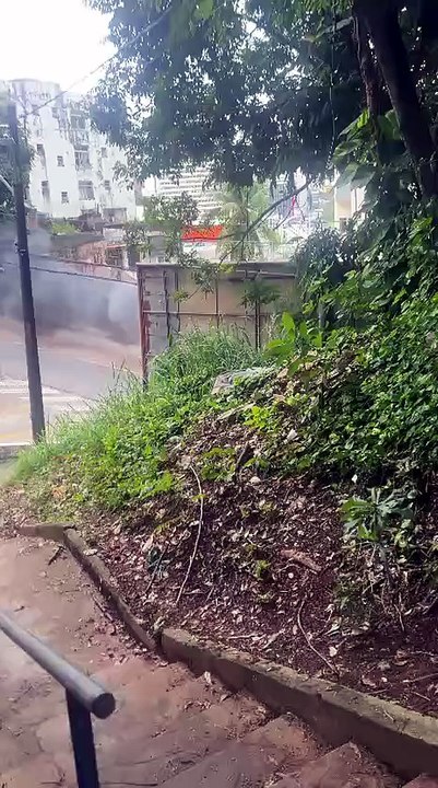 Carro em chamas desce ladeira e colide com ônibus em bairro de Salvador; ASSISTA