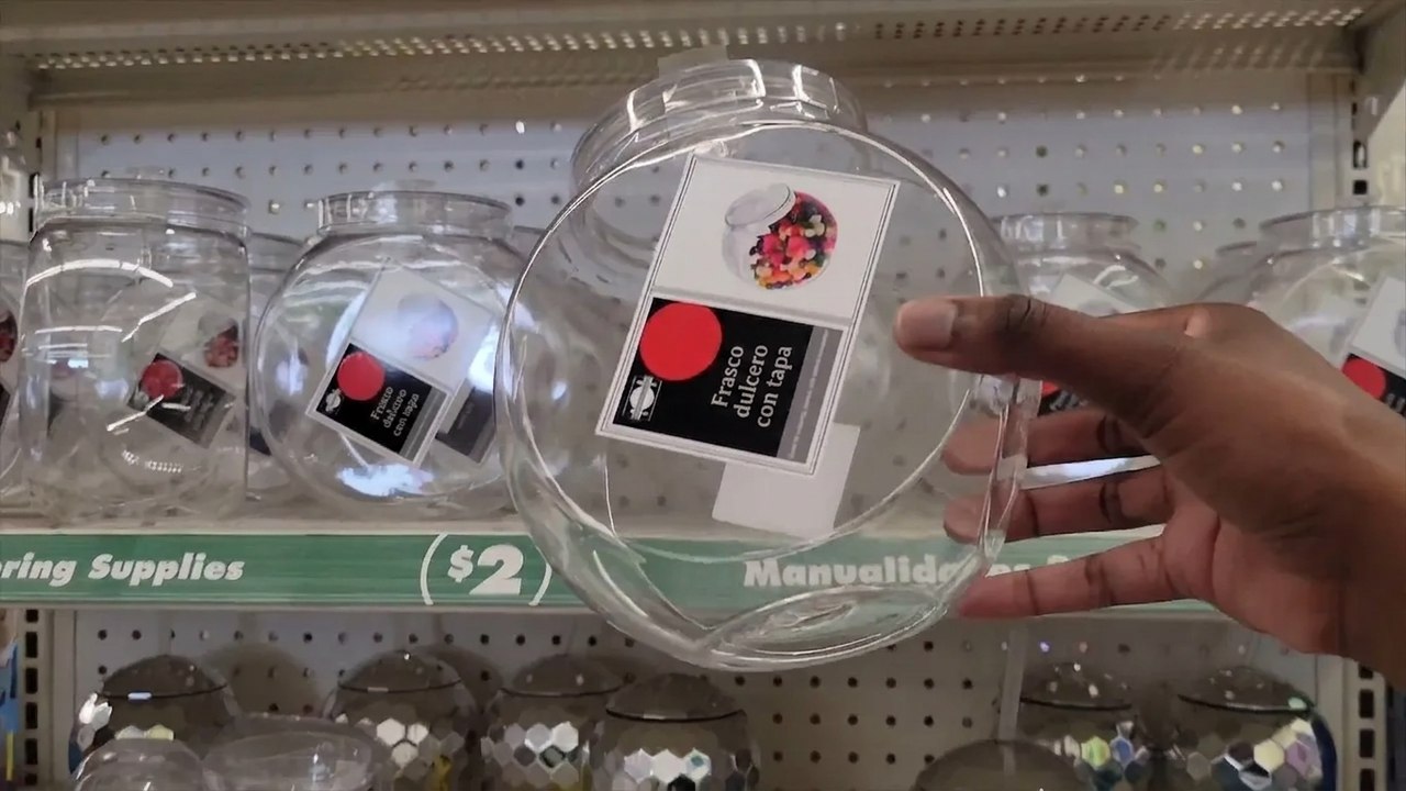 ¡La idea genial con frascos de Dollar Store que todos están usando sobre la cubierta de la cocina!