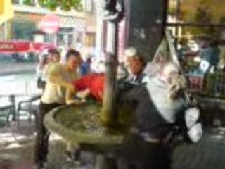 A la claire fontaine, m'en allant me mouiller...