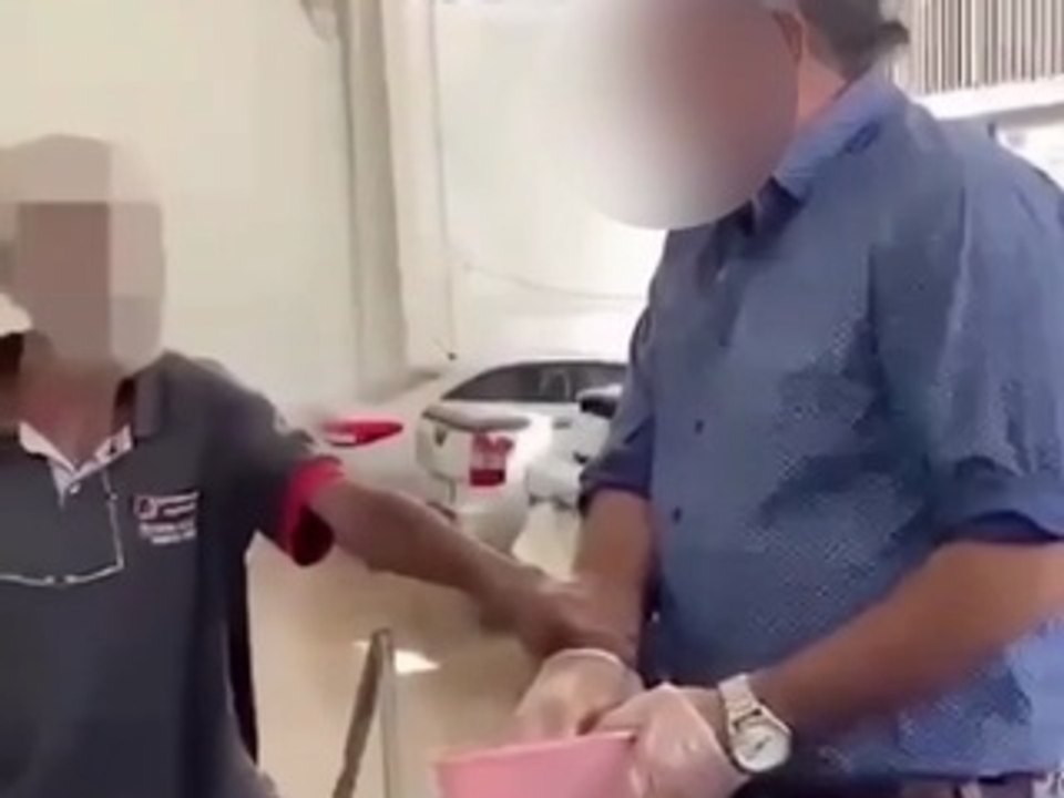 Empresário causa polêmica ao forçar idoso pintar cabelo em troca de R$50; veja