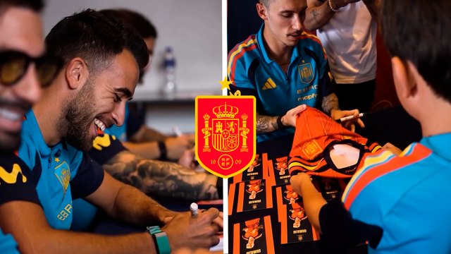 Jugadores de la selección de España atienden a los aficionados mexicanos en Puebla previo al juego ante Perú