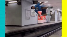¡Imprudencia total! Hombre arriesga su vida haciendo parkour dentro del Metro de la CDMX