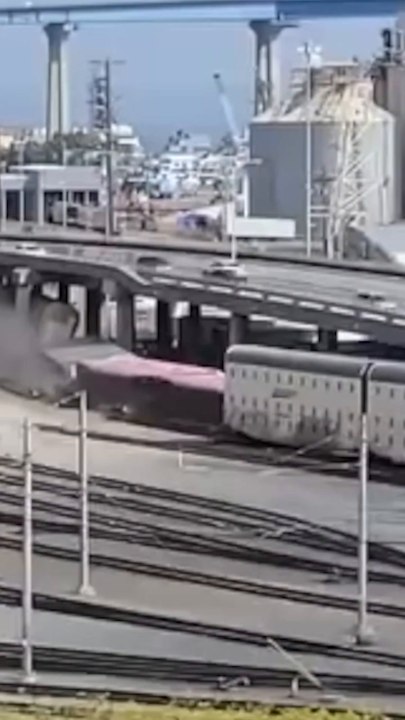 Horrifying moment train derails, crashes into bridge in SD