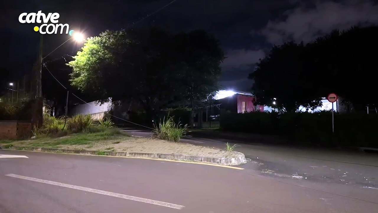 Fios soltos são retirados pela Transitar após risco a motoristas e pedestres no Bairro Coqueiral