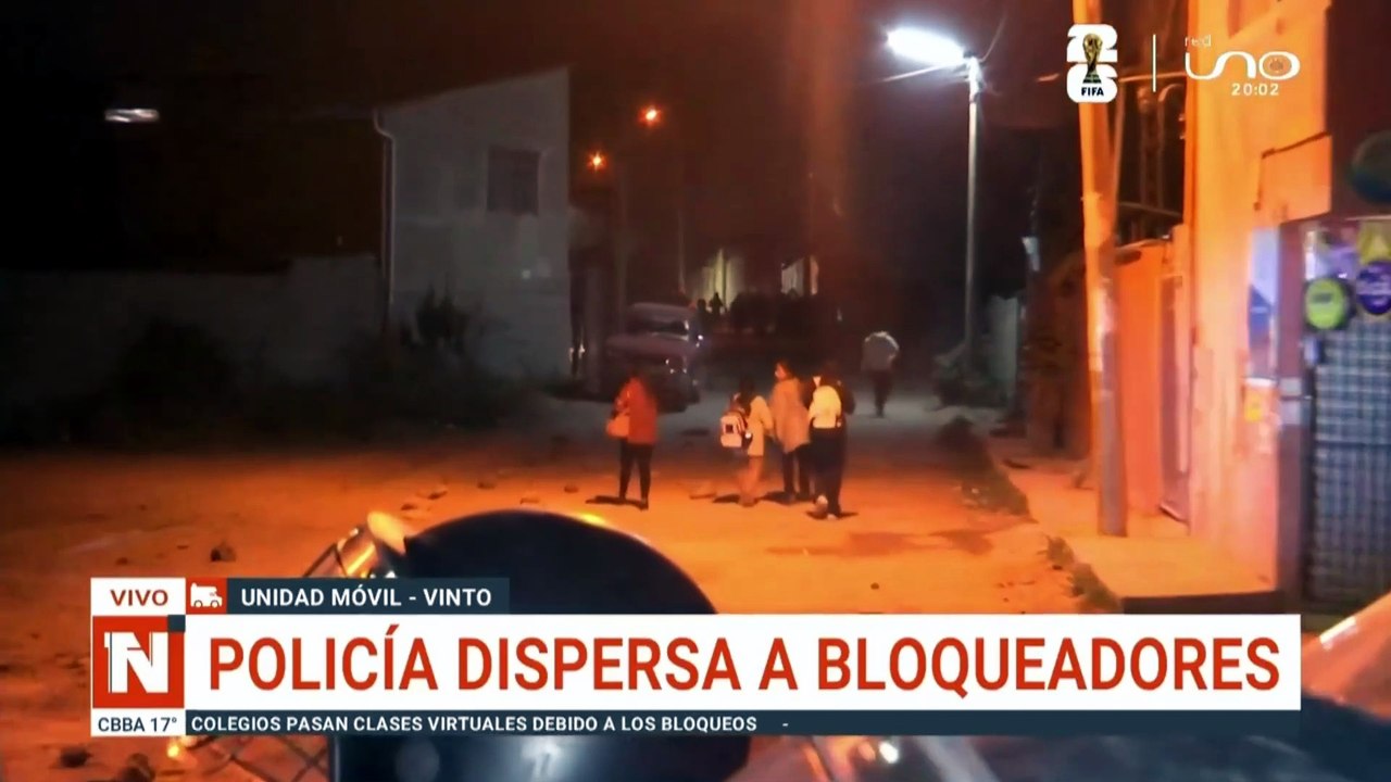 POLICIA DISPERSA BLOQUEADORES CBBA