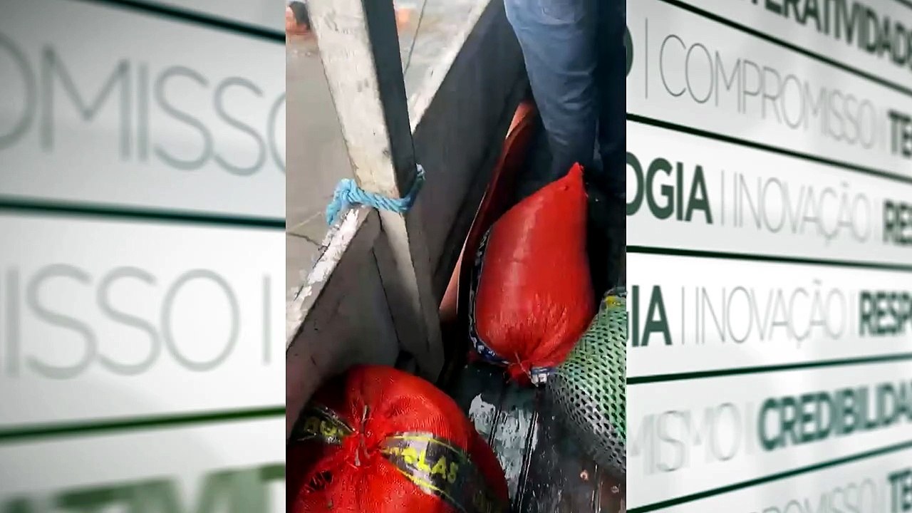 Barco afunda com sacas de açaí