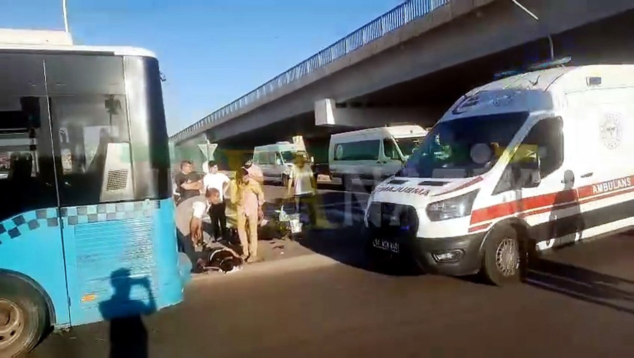 Şanlıurfa’da Kırmızı Işıktan Geçen Motosiklet Halk Otobüsüne Çarptı