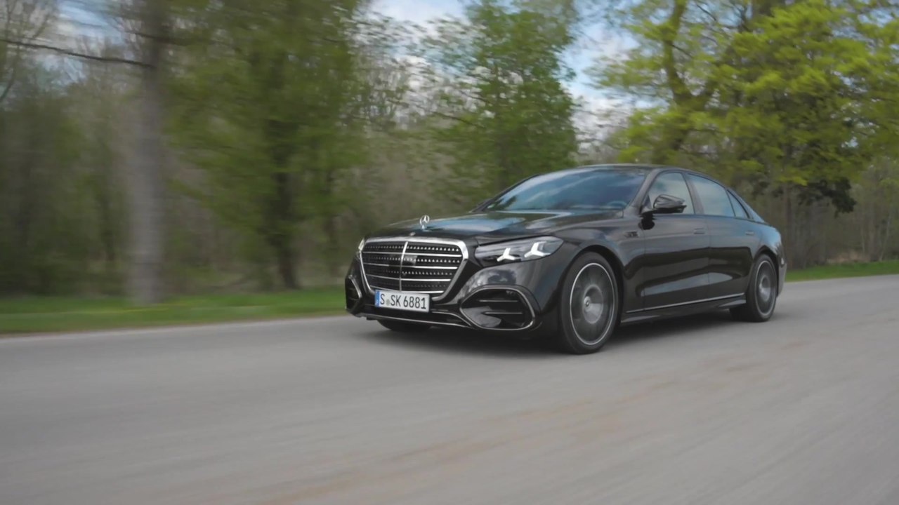 Mercedes-Benz S 500 4MATIC in Obsidian black Driving Video