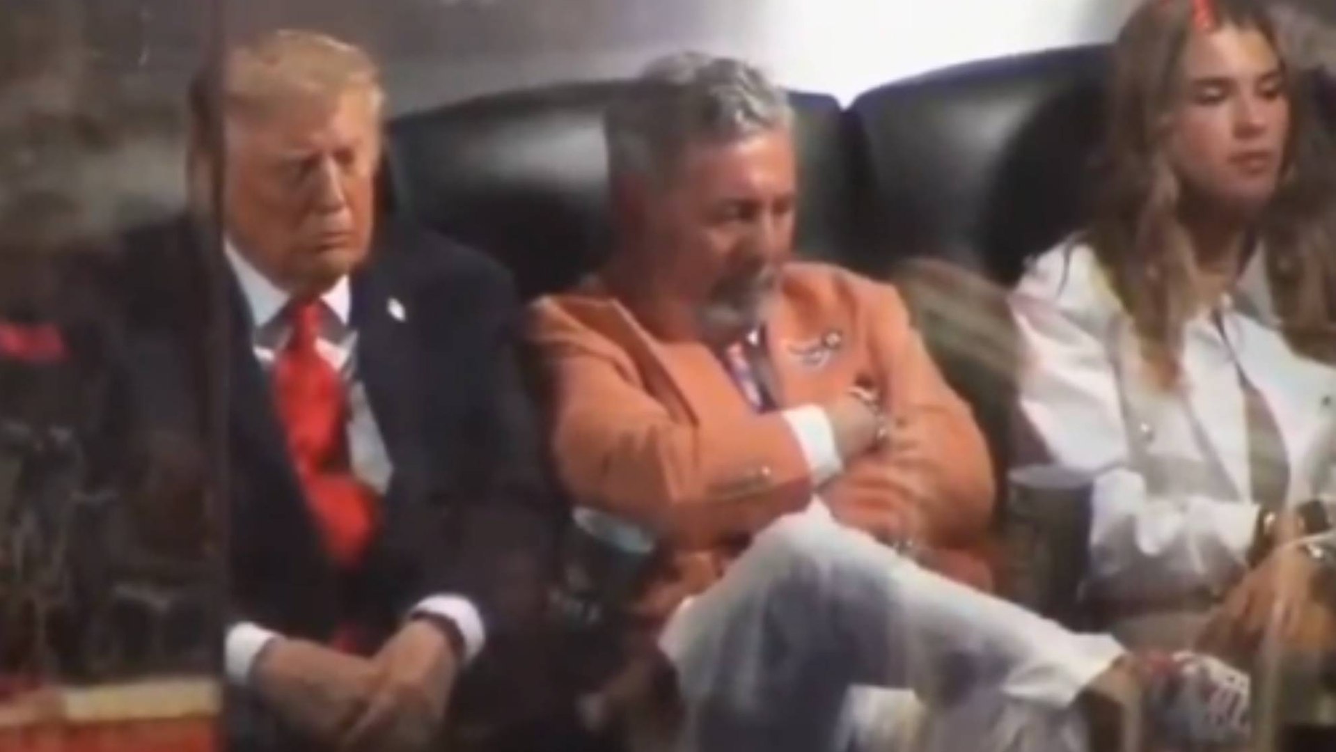 Una imagen que va a tardar en olvidarse: ¡Trump se duerme en el Madison!<br>
