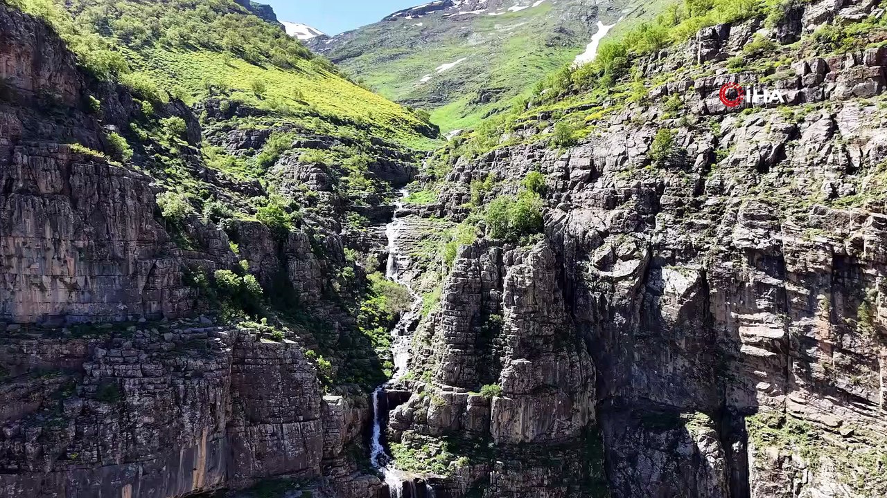 Karlar eridi, 50 metrelik şelale oluştu: Şırnak'ta göz kamaştıran görüntüler