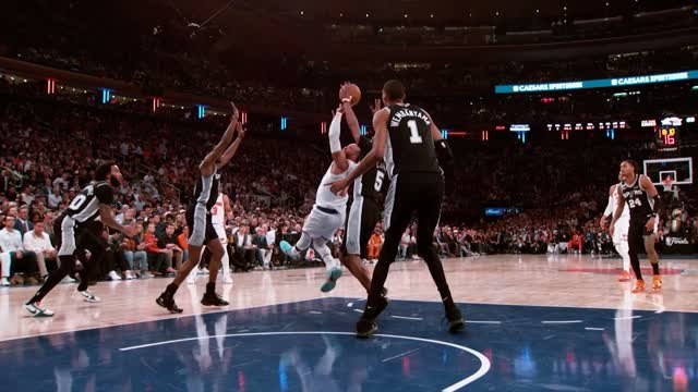 Brunson sinks circus shot against the Spurs