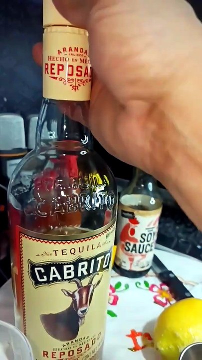 bebiendo un #shot de #tequila cabrito reposado #shorts bien agusto entre #botanas y #bebidas #limon