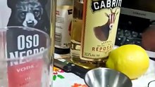 sirviendo un trago de #tequila o #vodka entre #botanas y #bebidas #shorts bien agusto en la #oficina