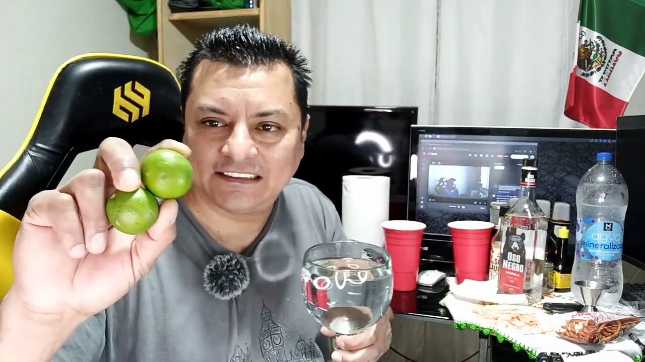Abriendo una botella de #Vodka #Oso negro en la #oficina entre #Botanas y #Bebidas #fiesta #epica