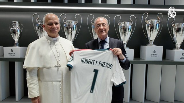 Así recibió Florentino al papa León XIV en el Bernabéu, con camiseta del Madrid incluida