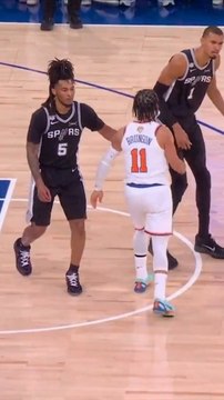 Jalen Brunson was not happy after there was no foul called on this shove from Victor Wembanyama.