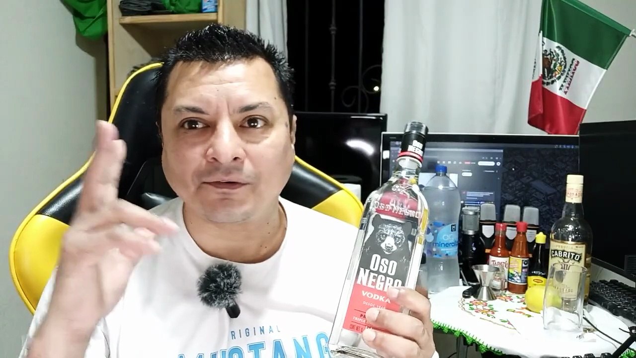 Abriendo una botella de vodka oso negro en la oficina para ponerme bien borrachote teporocho epico
