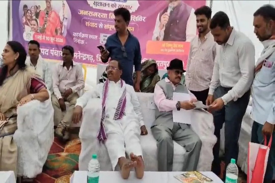 Minister Video Viral: सुशासन तिहार है तो क्या हुआ, आराम भी जरूरी है! मंत्री रामविचार नेताम ने टेबल पर रखे दोनों पैर, विधायक लेते रहे आवेदन