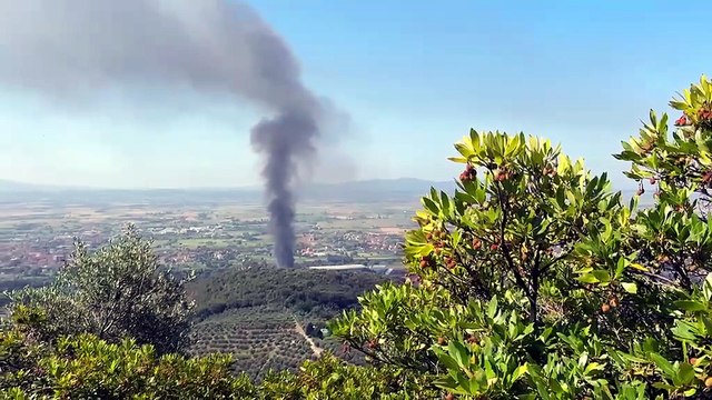 Pisa, maxi incendio alla Delca: la nube nera continua a preoccupare