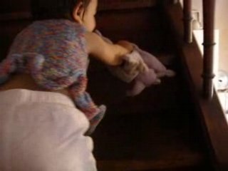 bébé grimpe l'escalier