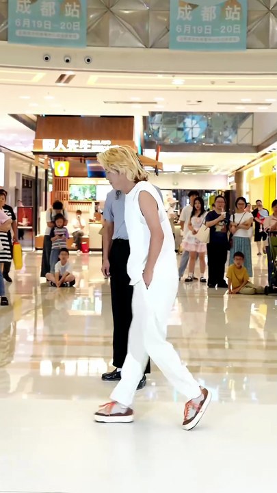 Caijun, le « Michael Jackson » chinois, impressionne avec son moonwalk parfait dans un centre commercial