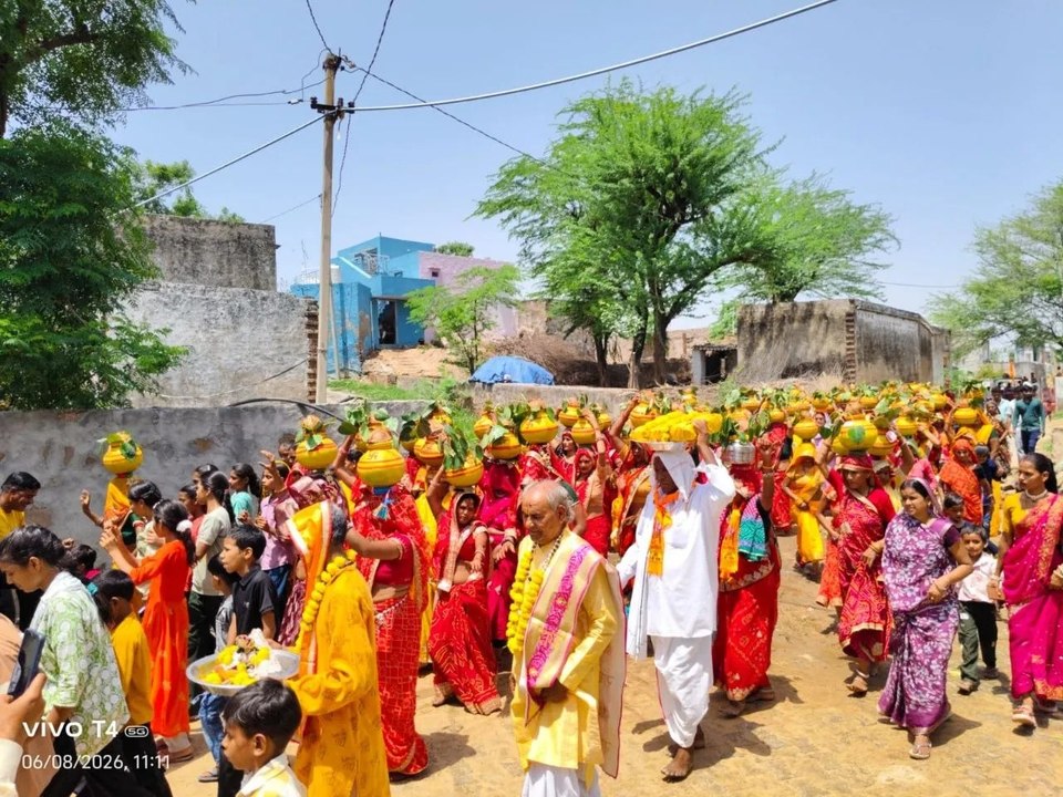 चौमा गांव में 7 दिवसीय श्रीमद् भागवत कथा का कलश यात्रा के साथ शुभारंभ