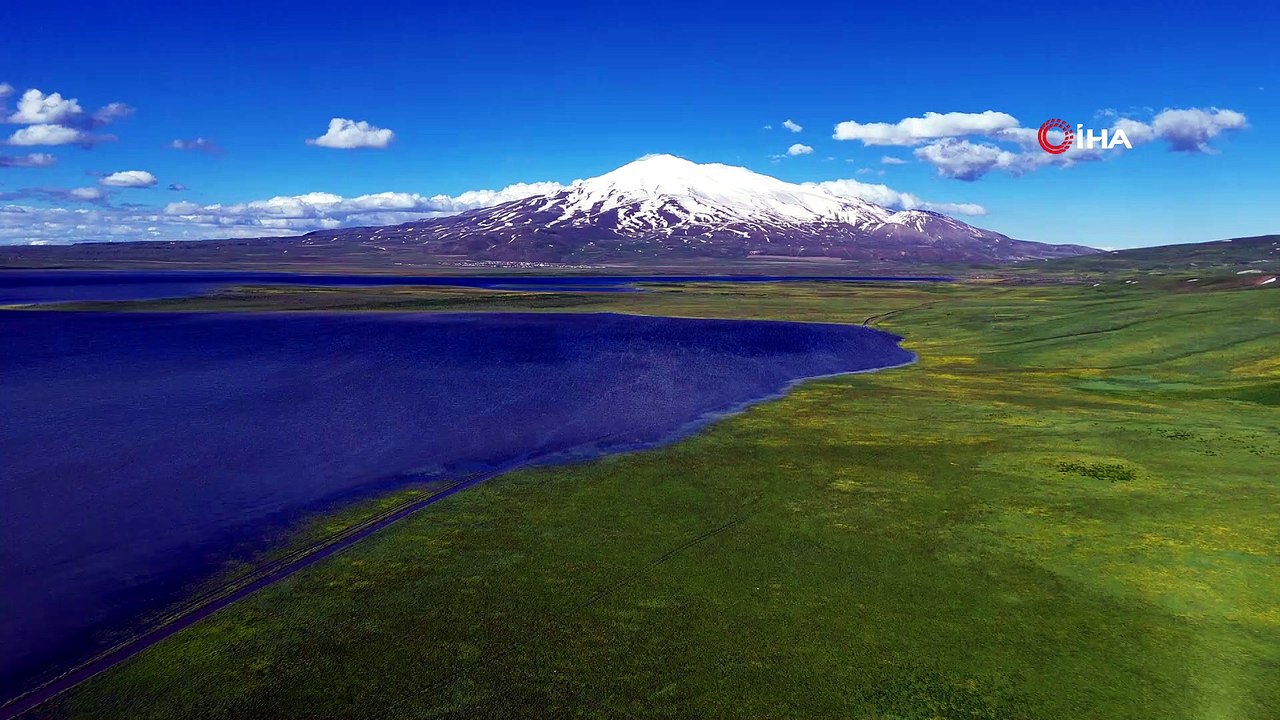 Bitlis'te tablodan fırlamış manzaralar: Cil Gölü, Süphan Dağı ile buluştu