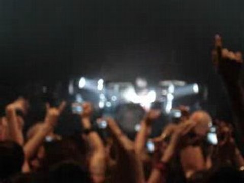 Paramore, Let the flames begin (début du concert)